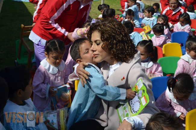 Entrega Maggy Oribio de Lázaro Juguetes en el CIEDIM 