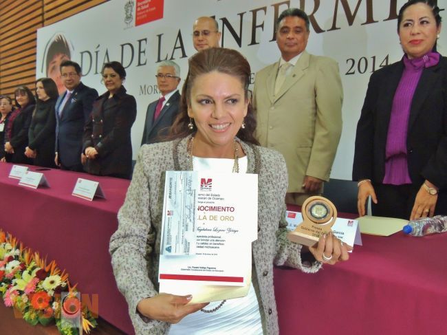 Entregan la Presea Gobierno del Estado Medalla de Oro a Enfermeras en su día.