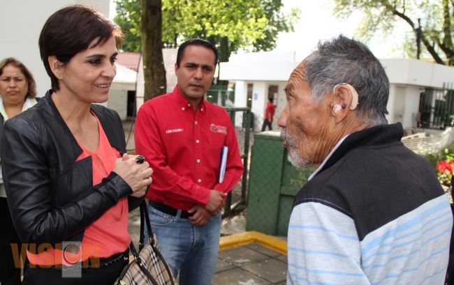 Ana Cervantes entrega aparato auditivo a adulto mayor