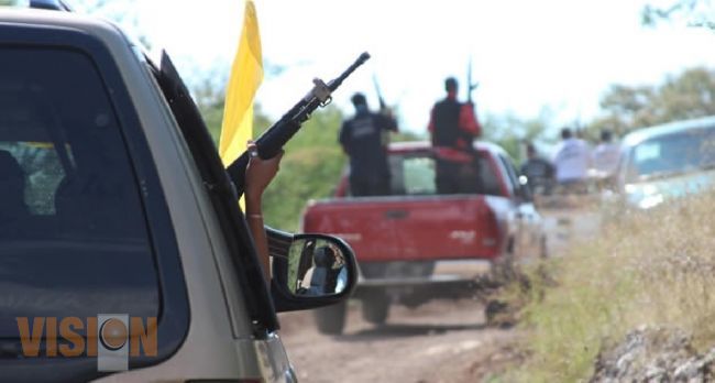 Autodefensas entran a Nueva Italia; registrándose enfrentamientos.