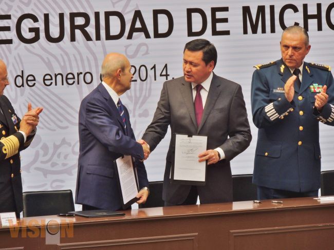 Firma Osorio Chong y Fausto Vallejo el Acuerdo para el Apoyo Federal a la Seguridad de Michoacán.