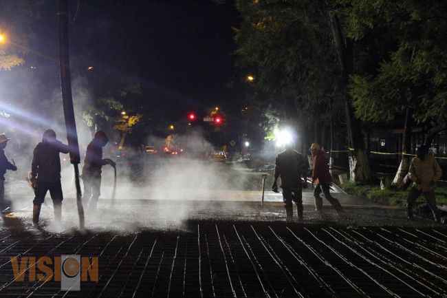 Colados de noche en obra de avenida camelinas reducen dificultades viales.