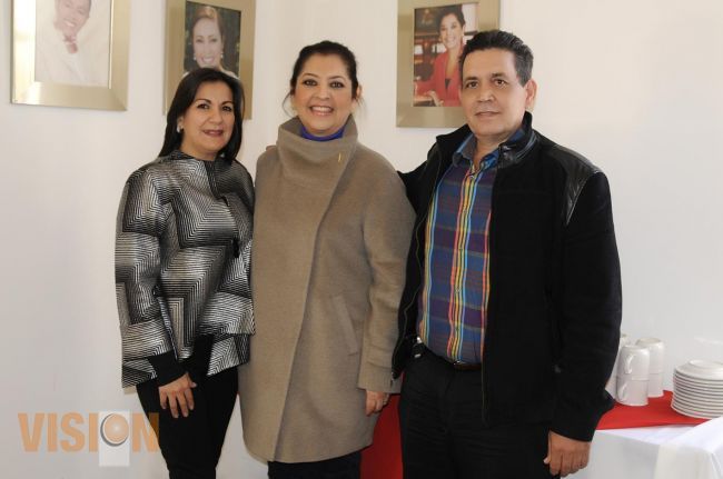 Patricia Mora recibe donativo para la casa cuna Michoacán.