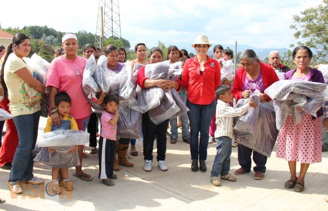 Ana Luisa Cervantes entrega 944 cobijas a familias de escasos recursos de Uruapan