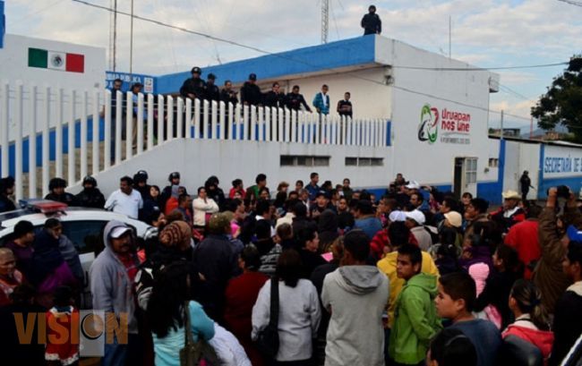 Familiares de los policías  protestan; piden garantías
