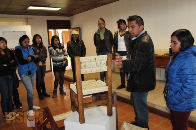 Rector de la UIIM, felicita a jóvenes por practicar cultura de pueblos indígenas.