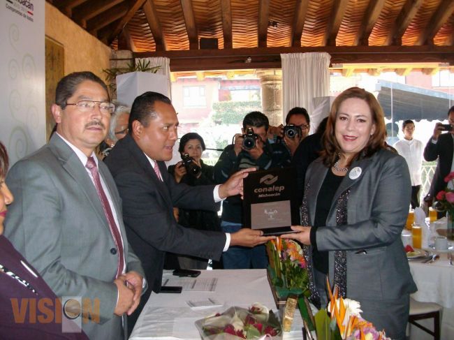 CONALEP entrega La Presea “Adela Velarde Pérez”.