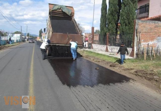SCOP realiza mantenimiento de camino para favorecer a agricultores de la ciénega de Zacapu.