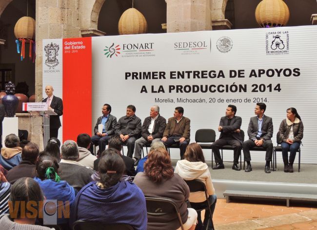 Gobierno del Estado entrega apoyos a 143 artesanos de Michoacán.