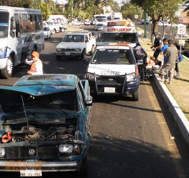 Auto choca contra pipa de gas; una lesionada