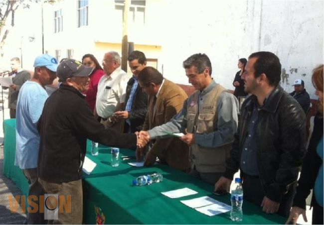Entregan apoyos para migrantes  y sus familias en Coeneo e Indaparapeo.