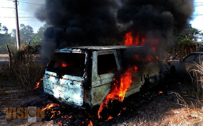 Le prenden fuego a otra camioneta abandonada