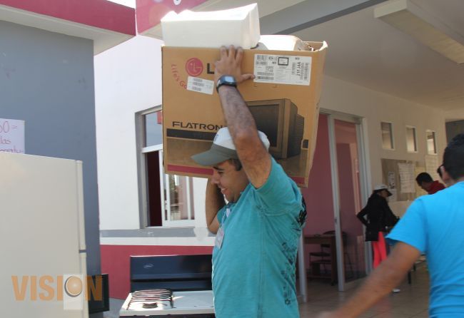 Personal del DIF municipal realiza faena de limpieza en los CEDECOS