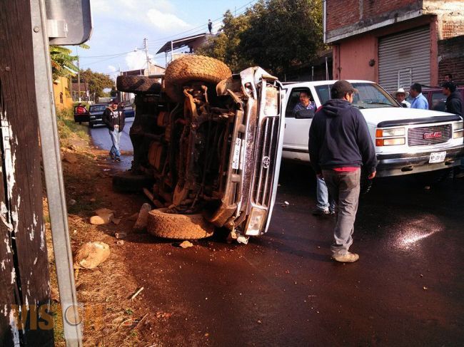 Volcó camioneta con 5 emigrados; lesionados