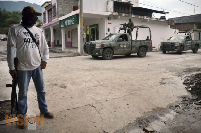 Autoridades se reunen con autodefensas de Michoacán