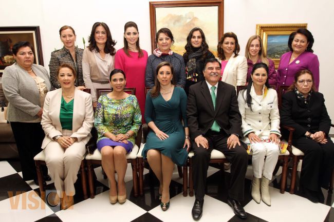 Patricia Mora de Vallejo intercambia experiencias en favor de los grupos vulnerables.
