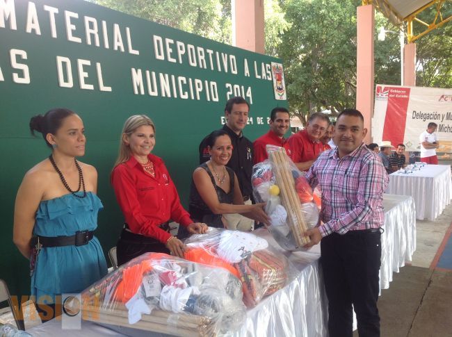 Cecufid entregó material deportivo al Municipio de Apatzingán.