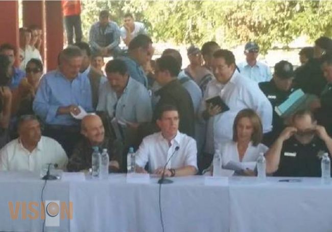 Gobierno Federal, Estatal y Grupos de Autodefensa firman acuerdo.