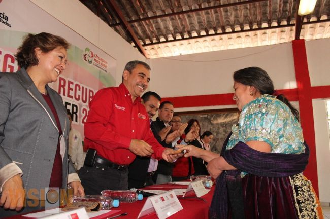 Aldo Macías encabezó entrega de créditos a mujeres emprendedoras