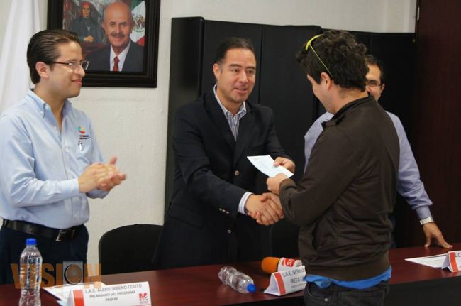 Entrega Sí Financia un millón de pesos en créditos a más de veinte microempresarios de Morelia.