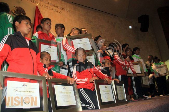 Congreso de Oaxaca rinde homenaje a niños triquis basquetbolistas.