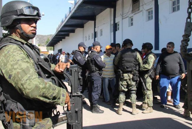 Autodefensas registran sus armas ante el ejército mexicano