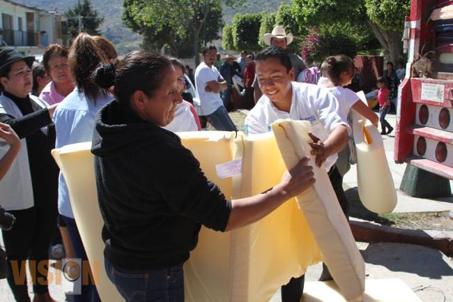 Distribuyen apoyos del FONDEN en distintos Municipios.
