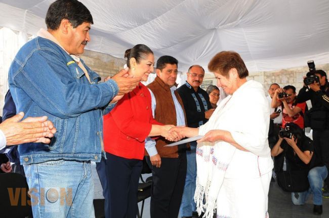 Patricia Mora de Vallejo entrega reconocimientos a Artesanos.