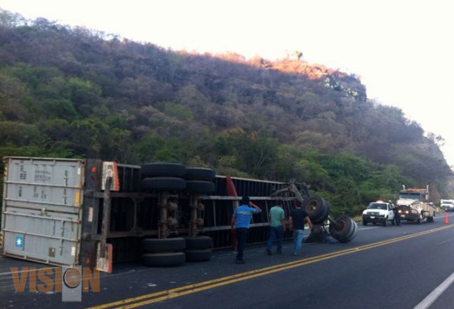 Vuelca tráiler; a punto estuvo de incendiarse