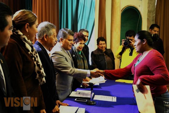 Entregan becas a madres jóvenes y jóvenes embarazadas para que sigan estudiando.