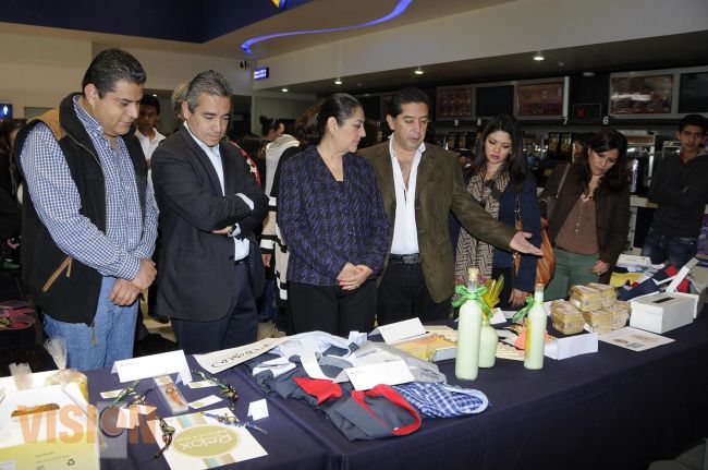 Patricia Mora reconoce trabajo de jóvenes empresarios y emprendedores.