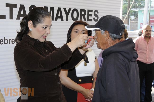 Patricia Mora de Vallejo entregó lentes a adultos mayores.