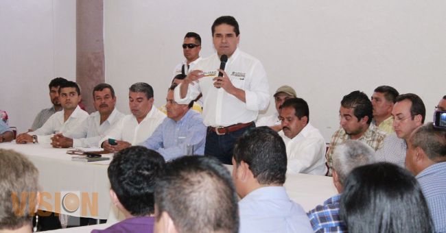 Silvano Aureoles visita Tierra Caliente.