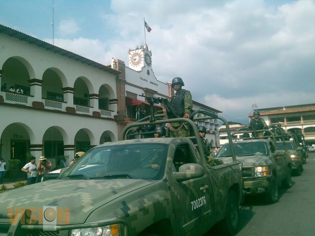 Patrullaje aire y tierra ante llegada de Autodefensas en Apatzingán.
