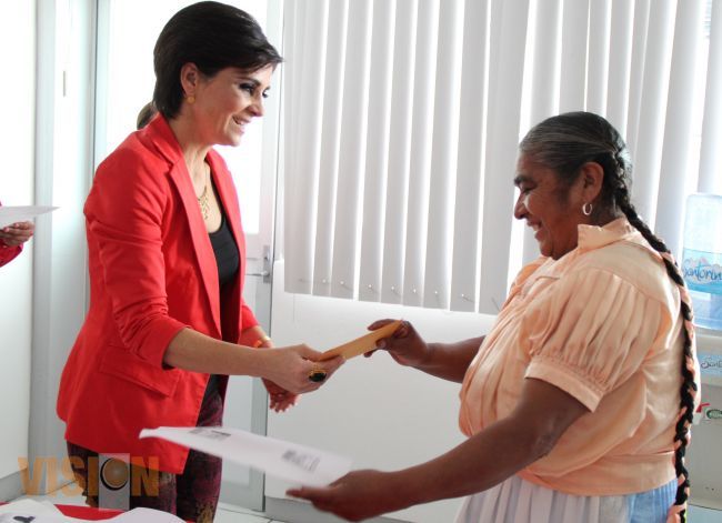 Entrega Ana Cervantes estímulos económicos a asesoras de la Academia y los Cecades