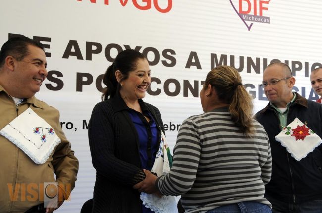 Patricia Mora entregó apoyos para damnificados por contingencias.