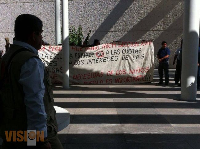 Democráticos la emprenden a pedradas contra Secretario de Educación,Emilio Chuayffet