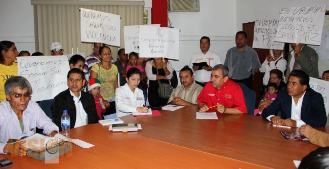 Aldo Macías atiende añejas peticiones de colonos de escasos recursos económicos