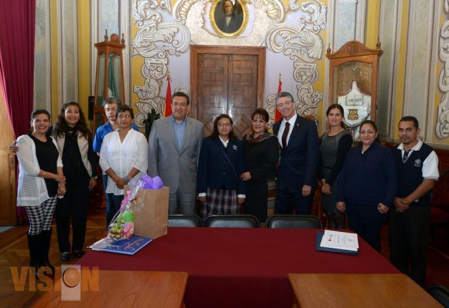 El Presidente Municipal de Morelia entrega reconocimiento a Alumna Destacada.
