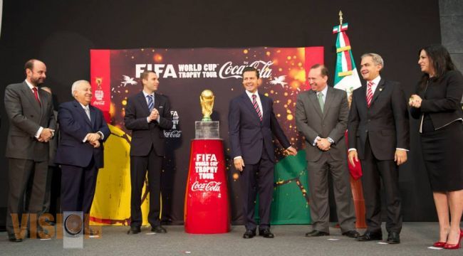 El Presidente Enrique Peña Nieto presenta el Trofeo de la Copa Mundial FIFA en México. 