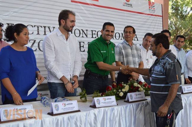 Uriel Chávez, Presidente de Apatzingán mantiene contacto con sus representados