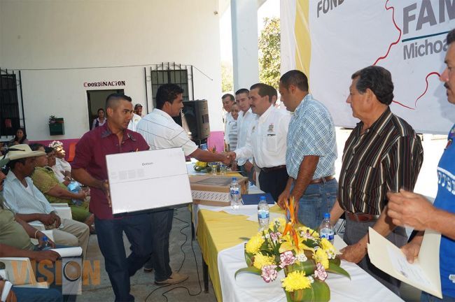 Semigrante entrega proyectos productivos para migrantes en Chavinda.