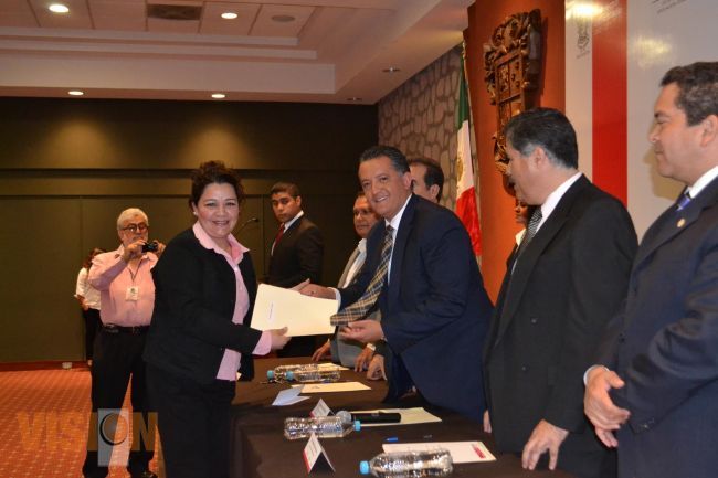 Reciben constancia trabajadores del ICATMI por terminación de curso ceforma. 