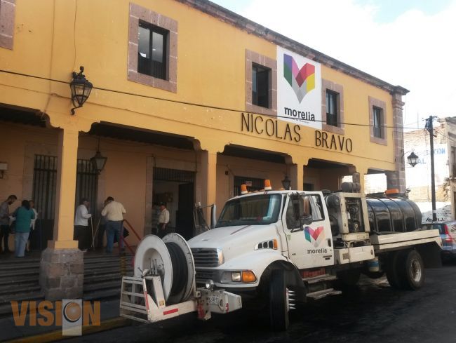 Continúa el Ayuntamiento de Morelia lavado exterior de mercados.