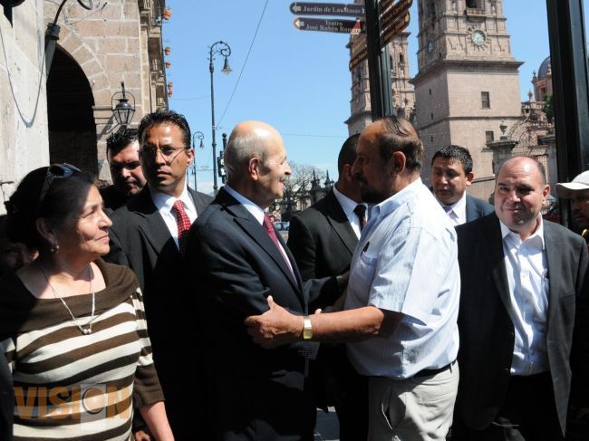 Saluda Fausto Vallejo a michoacanos en recorrido por el Centro Histórico
