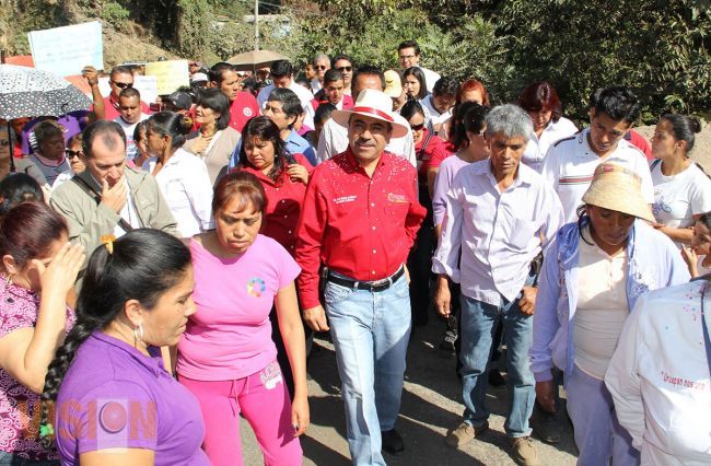 Aldo Macías atiende añejas peticiones de colonos de escasos recursos económicos