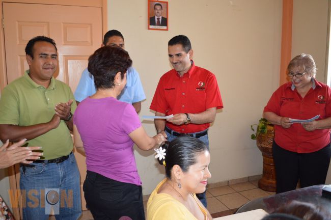 350 mil pesos entrega Uriel Chávez a comerciantes de Apatzingán