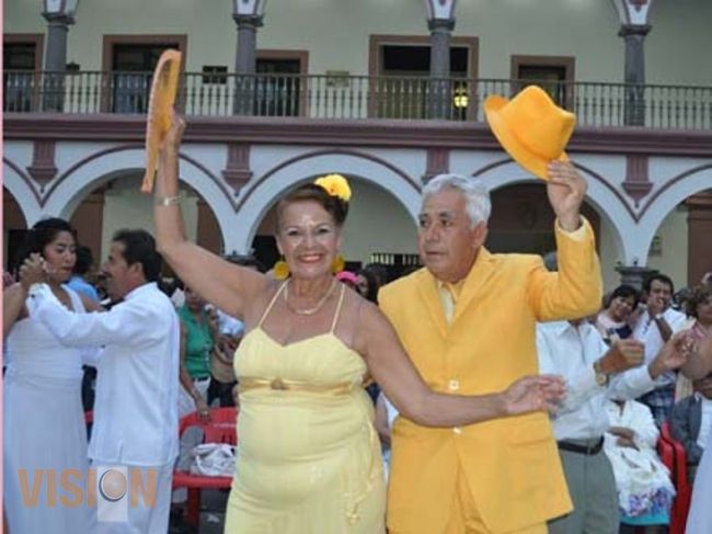 Organiza DIF municipal las Tardes de Danzón