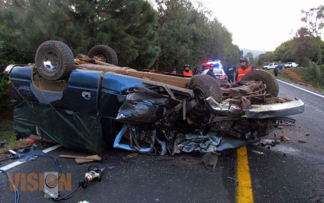 3 muertos y 17 lesionados en choque de camionetas