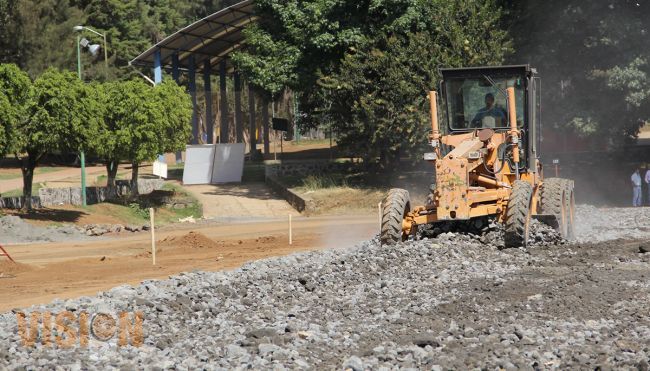 Avanza instalación de pista de tartán en Unidad Deportiva de Uruapan